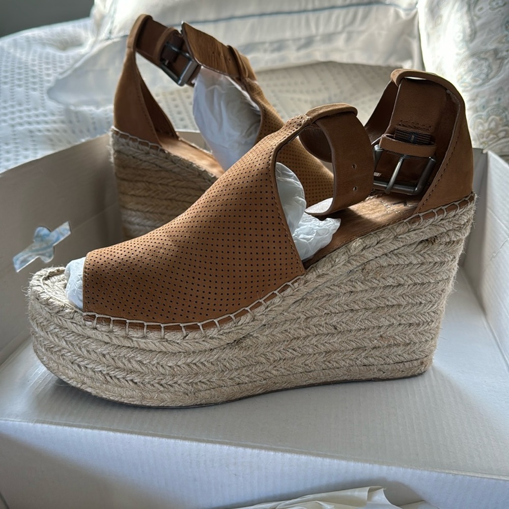 Excellent Used Condition With Box Marc Fisher Ann… - image 1